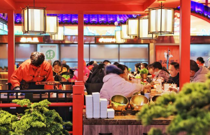 假期消費市場強勢回暖 零售、餐飲市場快速增長